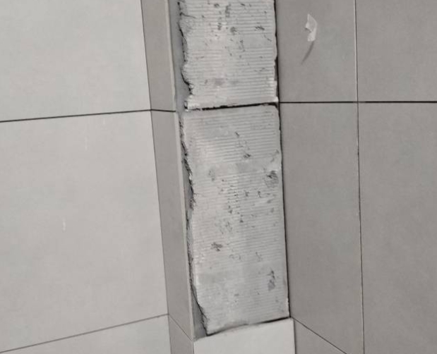 惠安瓷砖空鼓维修公司分享下瓷砖施工前基层浇水润湿程度不足，可能导致以下问题